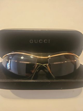 Gafas de sol doradas y grises