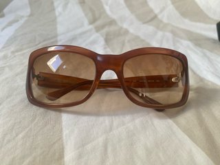 Gafas de sol DKNY marrones y doradas