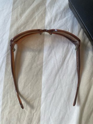 Gafas de sol DKNY marrones y doradas