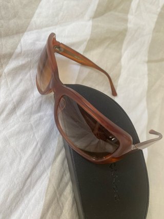 Gafas de sol DKNY marrones y doradas