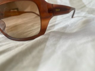 Gafas de sol DKNY marrones y doradas
