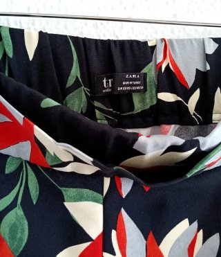 Pantalón Zara palazzo floral negro talla XS