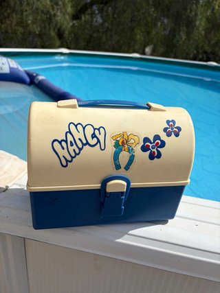 Baúl Nancy azul y crema con pegatinas