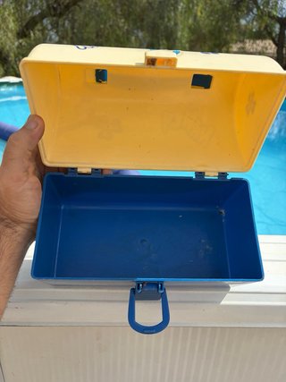 Baúl Nancy azul y crema con pegatinas