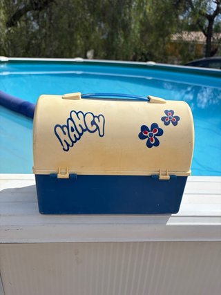 Baúl Nancy azul y crema con pegatinas