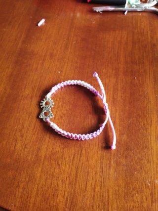 Pulsera Virgen del Pilar tonos morados trenzada