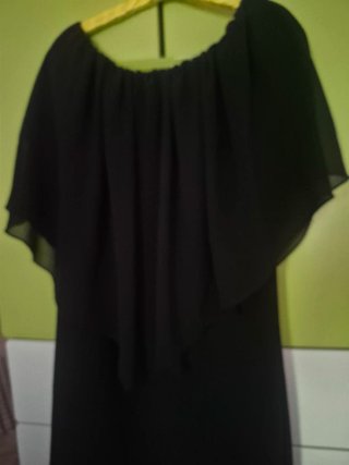 Vestido negro ceremonia hombros descubiertos
