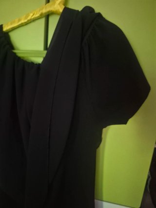 Vestido negro ceremonia hombros descubiertos