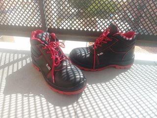 Botas de seguridad negras y rojas