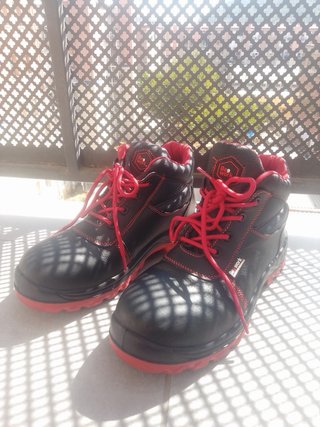 Botas de seguridad negras y rojas