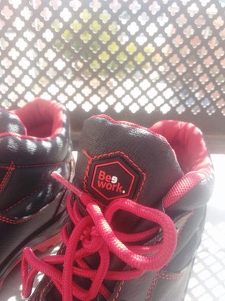 Botas de seguridad negras y rojas