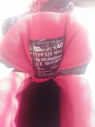 Botas de seguridad negras y rojas