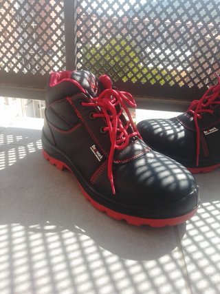 Botas de seguridad negras y rojas