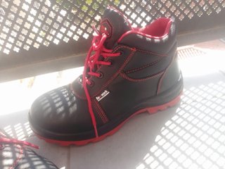 Botas de seguridad negras y rojas