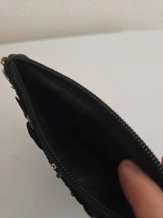 Bolso de mano negro con lentejuelas doradas