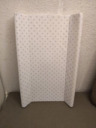 Cambiador de pañales con estrellas