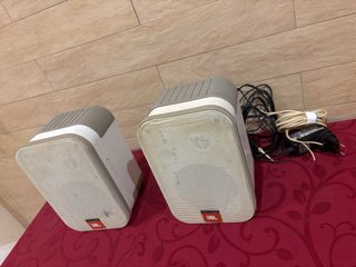 Altavoces JBL Beige y Blanco