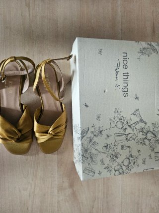 Sandalias Nice Things Paloma S. doradas nuevas