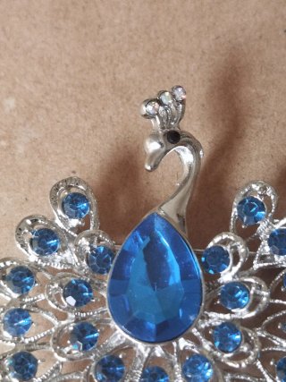 Broche Pavo Real Plateado Piedras Azules y otras