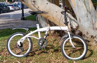 Bicicleta plegable blanca en Cambrils