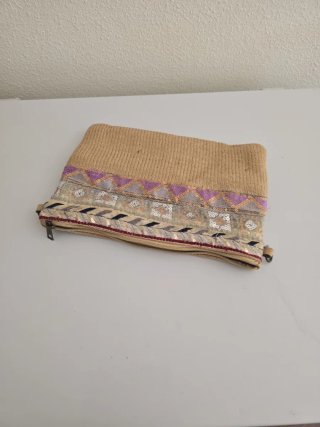 Bolso de mano beige con bordados