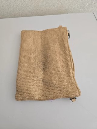 Bolso de mano beige con bordados
