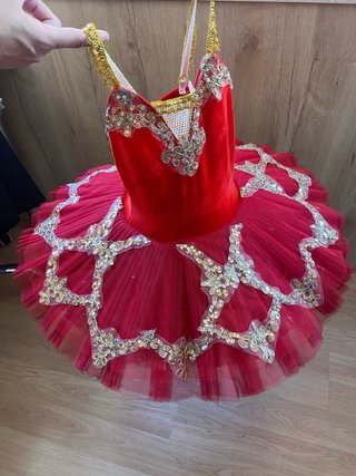 Traje de bailarina rojo y dorado