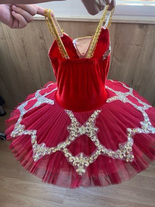 Traje de bailarina rojo y dorado