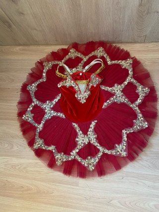 Traje de bailarina rojo y dorado
