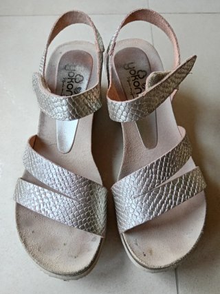 Sandalias Yokono doradas y plateadas