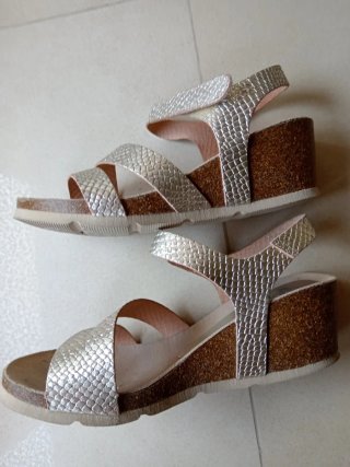 Sandalias Yokono doradas y plateadas