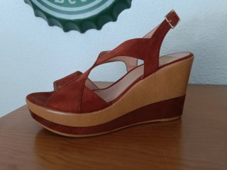 Sandalias de cuña marrón