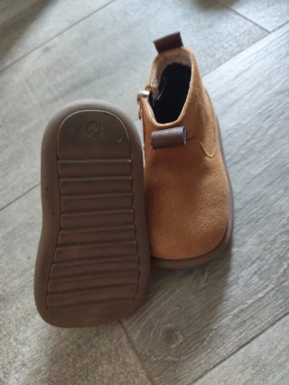 Bota respetuosa ante marrón