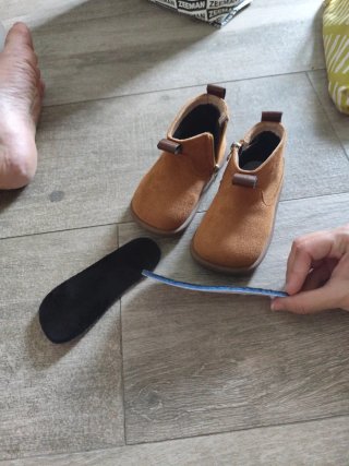Bota respetuosa ante marrón