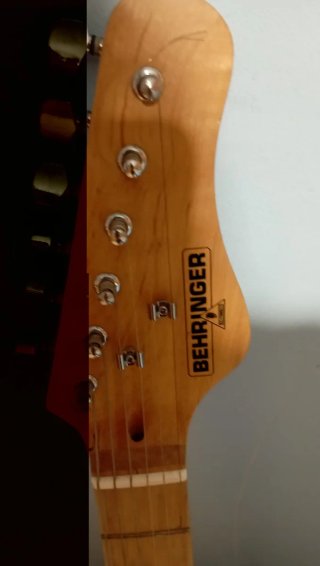Guitarra Eléctrica Behringer + Amplificador