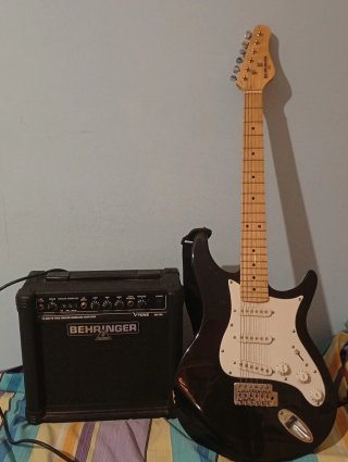 Guitarra Eléctrica Behringer + Amplificador