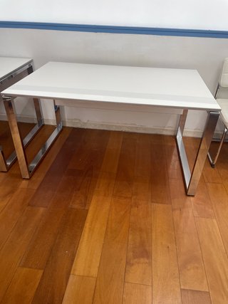 Mesa de despacho blanca y plateada