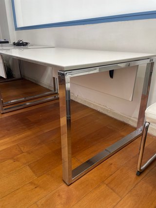 Mesa de despacho blanca y plateada