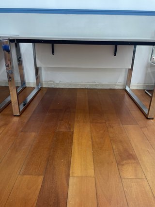 Mesa de despacho blanca y plateada