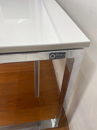 Mesa de despacho blanca y plateada
