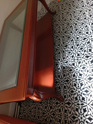 Mesa de salón de madera y cristal