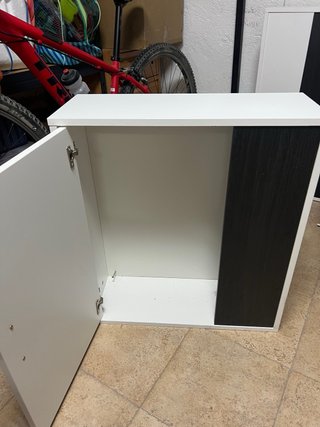Mueble auxiliar blanco y negro