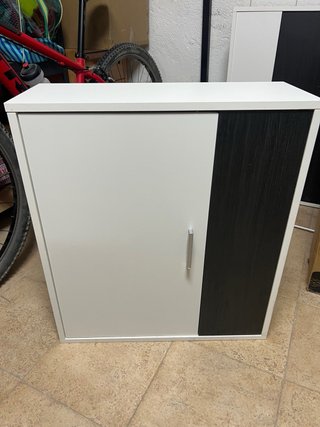 Mueble auxiliar blanco y negro