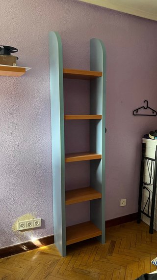 Estantería azul y madera