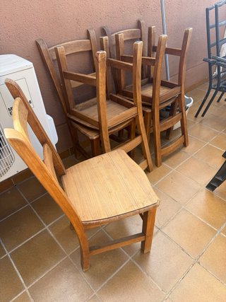 Mesa de madera con 6 sillas de madera