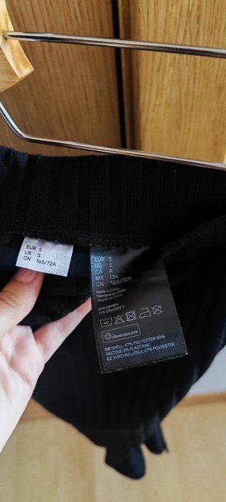 Falda negra midi acanalada.