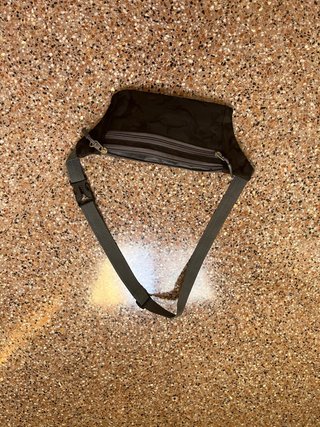 Riñonera negra con estampado camuflaje