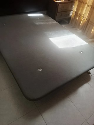 Somier, colchón, cabezal, mesita y lámpara 1,35