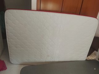 Somier, colchón, cabezal, mesita y lámpara 1,35