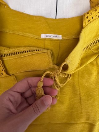 Blusa amarilla con tirantes y detalle de encaje